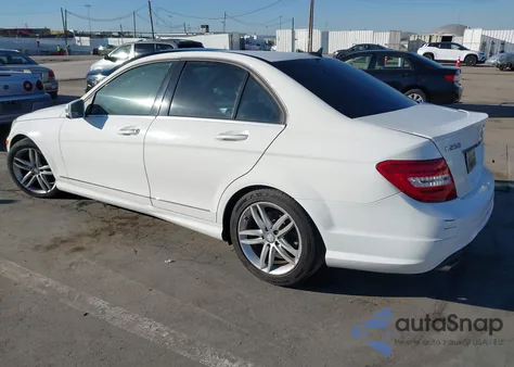 2013 Mercedes-Benz C 250 Sport z USA, uszkodzony, nr VIN WDDGF4HB6DG017592